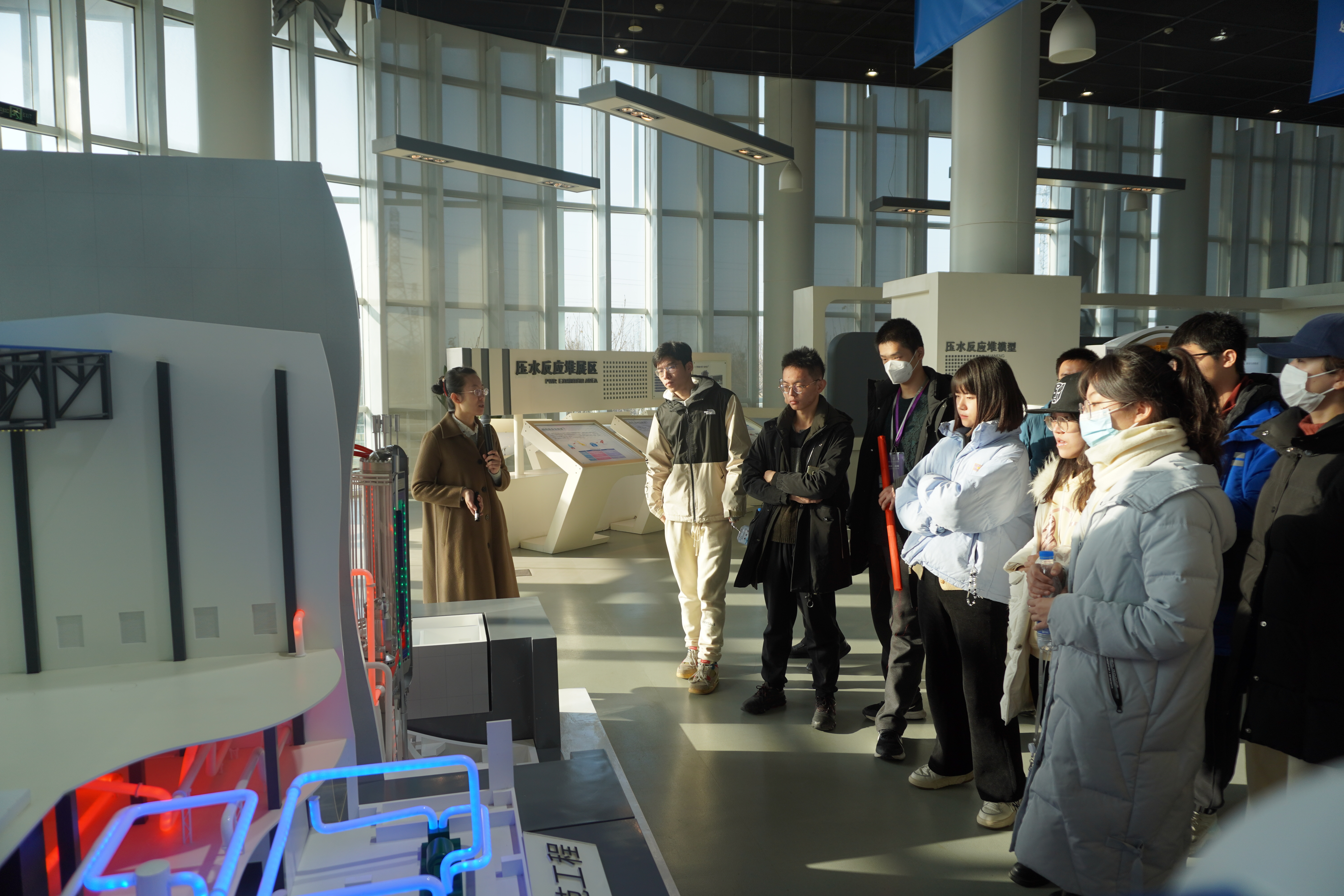 20231206-yl23411永利联合开展“卓越·启航”赴山东荣成联学共建活动-安云龙-师生学习高温气冷堆运行原理.JPG 20231206-yl23411永利联合开展“卓越·启航”赴山东荣成联学共建活动-安云龙-师生学习高温气冷堆运行原理.JPG